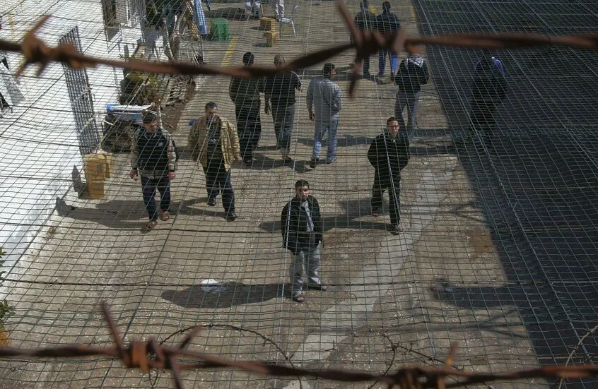 معاناة لا تنتهي بعد الإفراج.. شهادات الأسرى تكشف جريمة التعذيب والإبادة داخل سجون الاحتلال